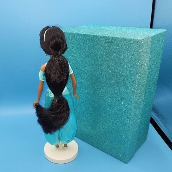 🔥Disney Princess Jasimen Gift Set doll Lipsmackers, crayons NWOT - Picture 3 of 8